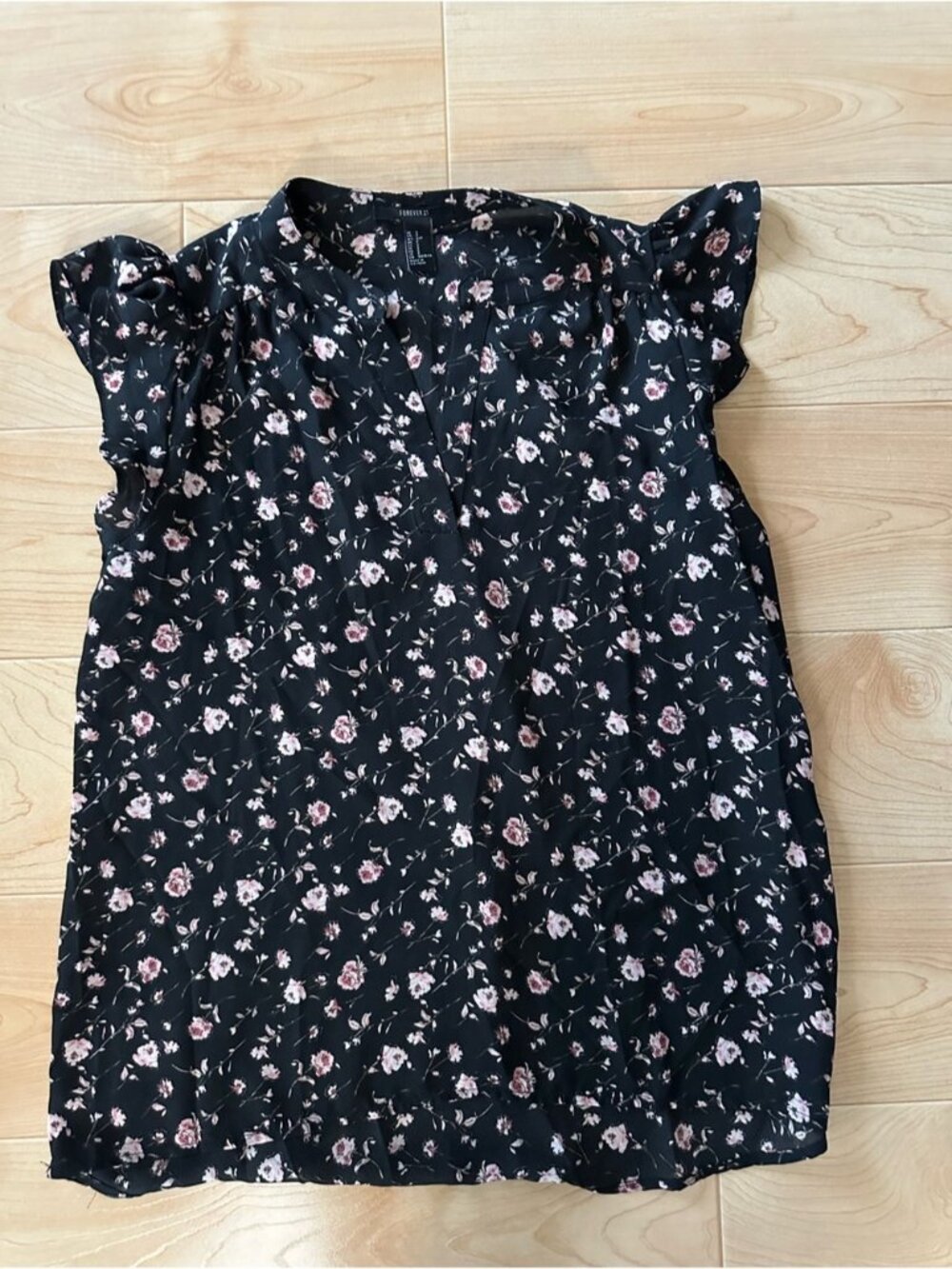 🦋 3/$9 Forever 21 Black Floral V-Neck Blouse with Pink Roses size small